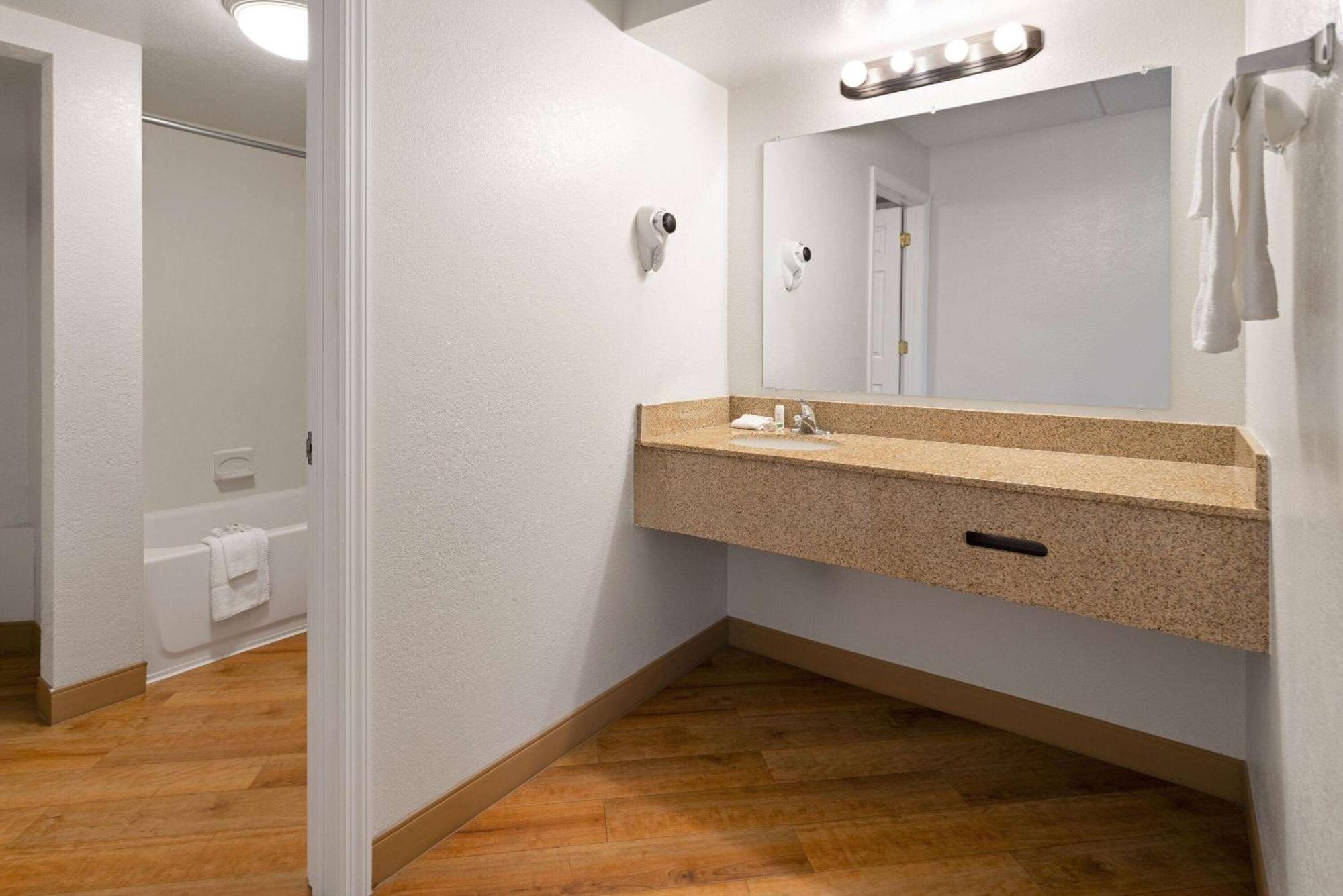 La Quinta Inn By Wyndham Pittsburgh Airport Moon Township Zewnętrze zdjęcie