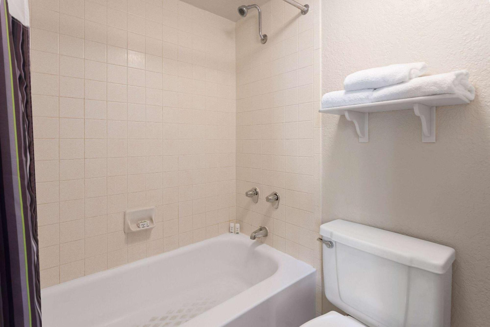 La Quinta Inn By Wyndham Pittsburgh Airport Moon Township Zewnętrze zdjęcie