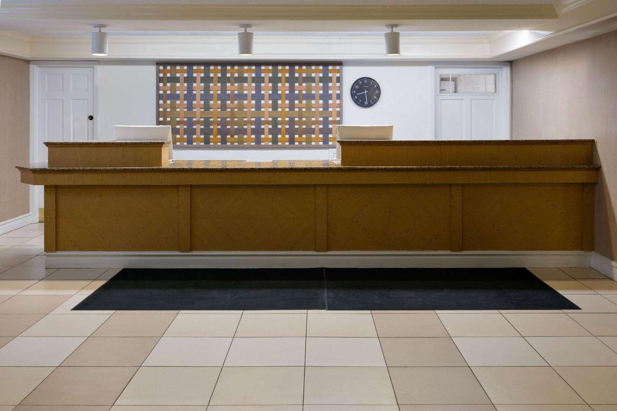 La Quinta Inn By Wyndham Pittsburgh Airport Moon Township Zewnętrze zdjęcie